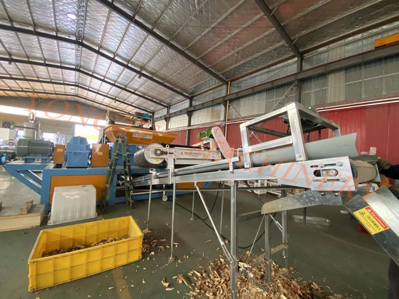 Qingdao Sure Plastic Machinery's wood shredder has been successfully tested