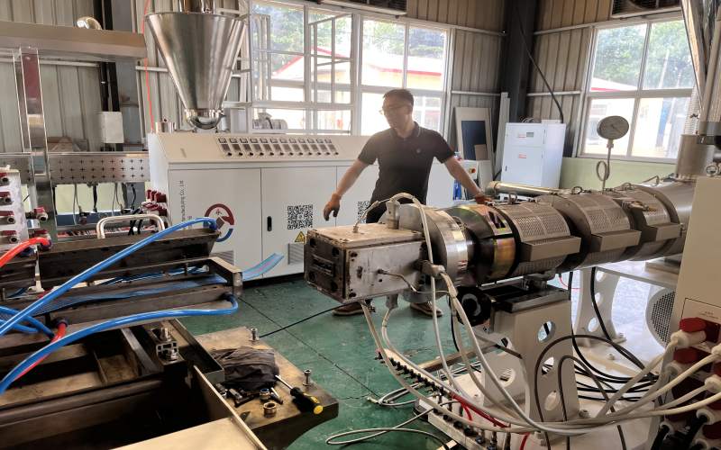 Plastic chair profile machine